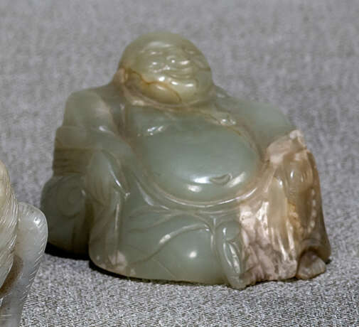 Schnitzerei des sitzenden Budai aus hellgrüner Jade - фото 1