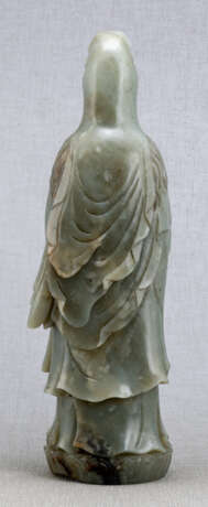 Grosse Jadeschnitzerei des Guanyin in einem faltenreichen Gewand stehend dargestellt - фото 2
