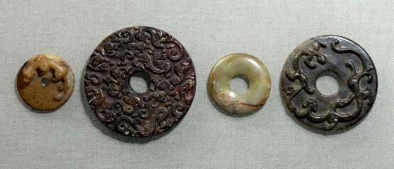 Vier 'Bi'-Scheiben aus Jade, teils mit Chilong reliefiert - Foto 1