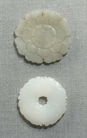 Zwei Jadeanhänger: Blütenform und Bi-Scheibe mit 'taotie' - Foto 1