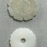Zwei Jadeanhänger: Blütenform und Bi-Scheibe mit 'taotie' - фото 1
