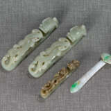 Drei Gürtelhaken aus hellgrüner Jade mit Drachendekor und eine Jadeit-Haarnadel - photo 1