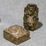 Eine Jadeschnitzerei in Form eines Cong und ein Steinsiegel - Foto 1