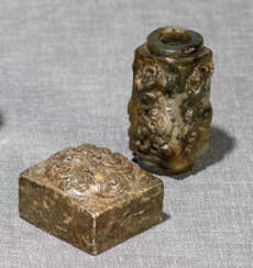 Eine Jadeschnitzerei in Form eines Cong und ein Steinsiegel