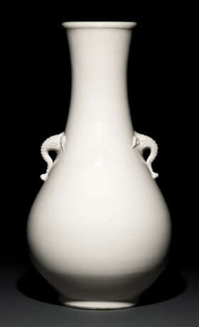 Cremefarben glasierte Vase mit Elefantenköpfen als Handhaben - photo 1