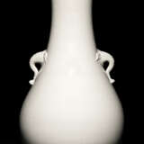 Cremefarben glasierte Vase mit Elefantenköpfen als Handhaben - Foto 1