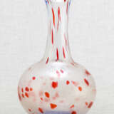 Feine und seltene Vase aus transparentem Pekingglas, rotgefleckt mit blauem Rand - фото 1