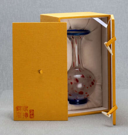 Feine und seltene Vase aus transparentem Pekingglas, rotgefleckt mit blauem Rand - фото 2