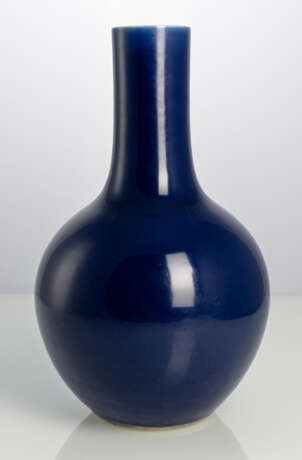 Puderblau glasierte Vase aus Porzellan mit langem Hals - photo 1