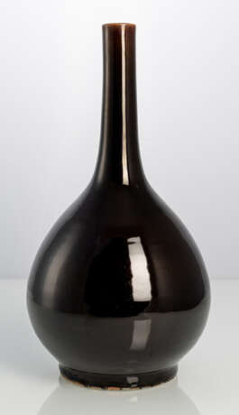Schwarzbraun glasierte Vase in Birnform mit langem Hals - photo 1
