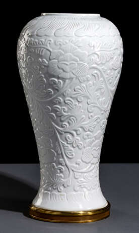 Vase mit reliefiertem Dekor von Blüten und Rankwerk - Foto 1