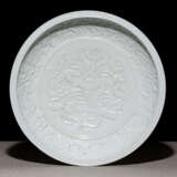 Tiefe Schale aus Porzellan mit reliefiertem Dekor von Lotos und Blüten, weiss glasiert - photo 1