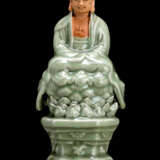 Seltene Longquan-Figur des Buddha Shakyamuni auf einem Lotusthron mit Seladonglasur - Foto 1