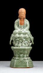 Seltene Longquan-Figur des Buddha Shakyamuni auf einem Lotusthron mit Seladonglasur