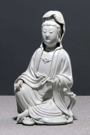 Dehua-Modell des Guanyin mit einer Schriftrolle sitzend dargestellt - photo 1