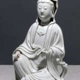 Dehua-Modell des Guanyin mit einer Schriftrolle sitzend dargestellt - фото 1
