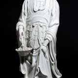Dehua-Figur des Guanyin mit einem Blütenkorb stehend dargestellt - фото 1