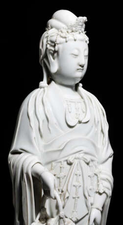 Dehua-Figur des Guanyin mit einem Blütenkorb stehend dargestellt - photo 2