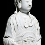 Dehua-Figur des Guanyin mit einem Blütenkorb stehend dargestellt - фото 2