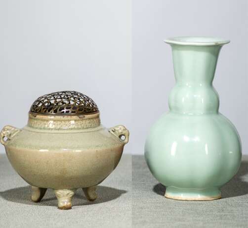 Seladonfarben glasierte Vase und Weihrauchbrenner mit Metall-Deckel - photo 1