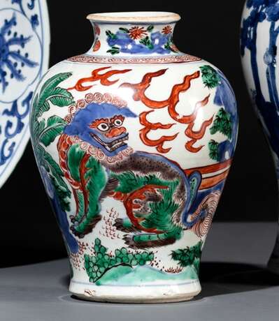 'Wucai'-Vase mit Fabeltieren neben Bananen und Felsen - Foto 1