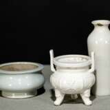 Dehua-Vase und zwei Weihrauchbrenner, einer mit Shou-Charaktern in Relief - Foto 1