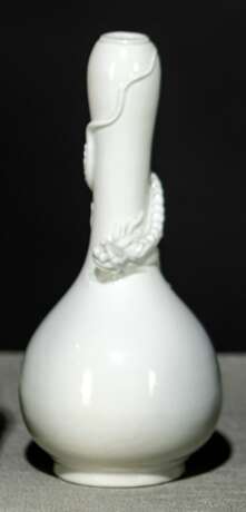 Dehua-Vase in Flaschenform mit plastischem Chilong - photo 1
