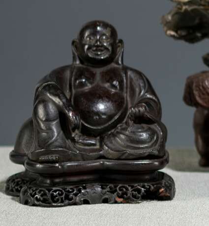 Bronze des Budai auf einem Holzstand - фото 1