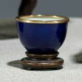 Monochrom blau glasierte Schale aus Porzellan mit Metalleinfassung am Rand - фото 1