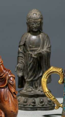 Bronze des Buddha Shakymuni, stehend auf einem Lotos dargestellt - Foto 1