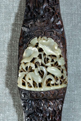Ruyi-Zepter aus Hartholz mit eingelegten Jadeschnitzereien - Foto 4