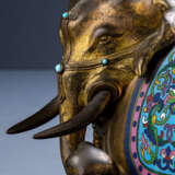 Liegender feuervergoldeter Elefant aus Bronze mit Cloisonné-Dekor einer Satteltasche - Foto 2