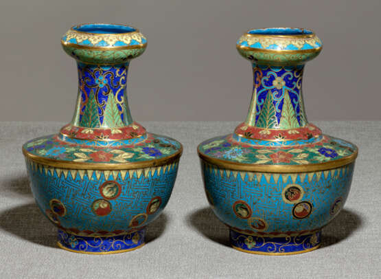Paar Cloisonné-Vasen mit Blütendekor, partiell feuervergoldet - Foto 1