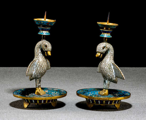 Paar seltene Cloisonné-Leuchter mit Enten auf einer Tropfschale stehend - фото 1