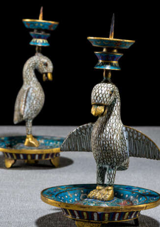 Paar seltene Cloisonné-Leuchter mit Enten auf einer Tropfschale stehend - фото 2