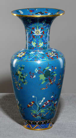 Große Cloisonné-Vase mit Blütenzweigen und Lotos auf Mäander-Gitter - Foto 1