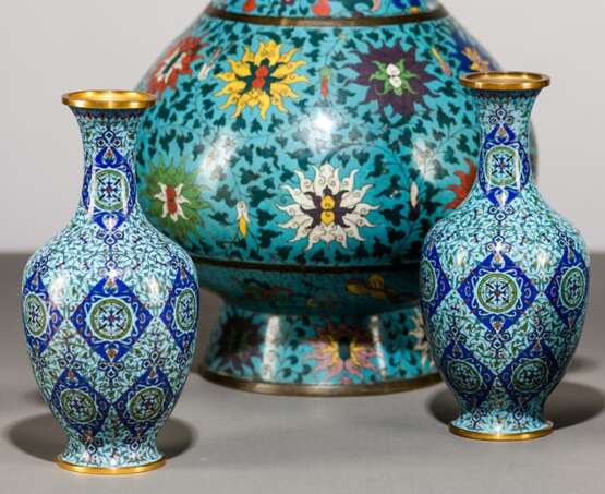 Paar Cloisonné-Vasen mit türkis-blauem, floralem Dekor - фото 1