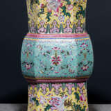 Zun-förmige Vase mit 'Famille-rose'-Dekor - photo 1