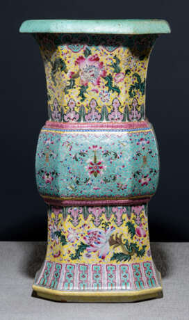 Zun-förmige Vase mit 'Famille-rose'-Dekor - photo 1