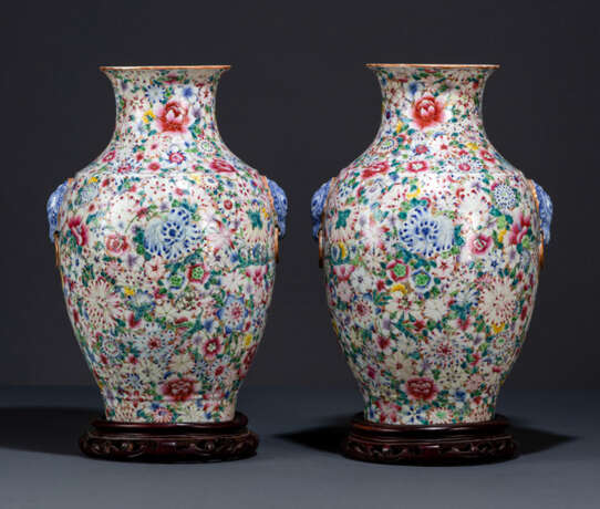 Paar 'Mille Fleur'-Vasen in den Farben der 'Famille rose' dekoriert - photo 1