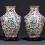Paar 'Mille Fleur'-Vasen in den Farben der 'Famille rose' dekoriert - фото 1