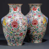 Paar 'Mille Fleur'-Vasen in den Farben der 'Famille rose' dekoriert - фото 2