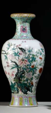 'Famille rose'-Vase aus Porzellan mit Insekten und Blüten neben Lotos - Foto 1
