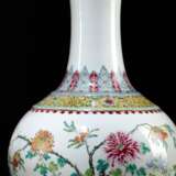 'Famille rose'-Flaschenvase aus Porzellan mit Chrysanthemen und Granäpfeln - Foto 1