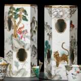 Paar Hutständer aus Porzellan mit Dekor der Zodiac-Tiere - photo 1