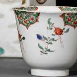'Famille-verte'-Becher aus Porzellan mit Blütendekor - photo 1