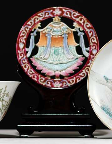 Aufsatz eines buddhistischen Altaremblems aus Porzellan mit 'Famille rose'-Dekor - photo 1