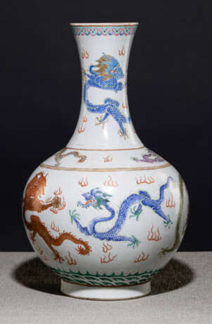 Flaschenvase mit Neun-Drachen-Dekor - Foto 1