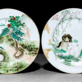 Zwei Teller aus Porzellan mit Tierdarstellungen und Aufschrift - Foto 1