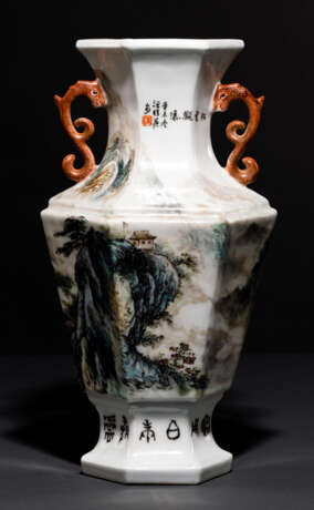Hexagonale Vase mit Landschaftsdekor und Aufschriften - Foto 1